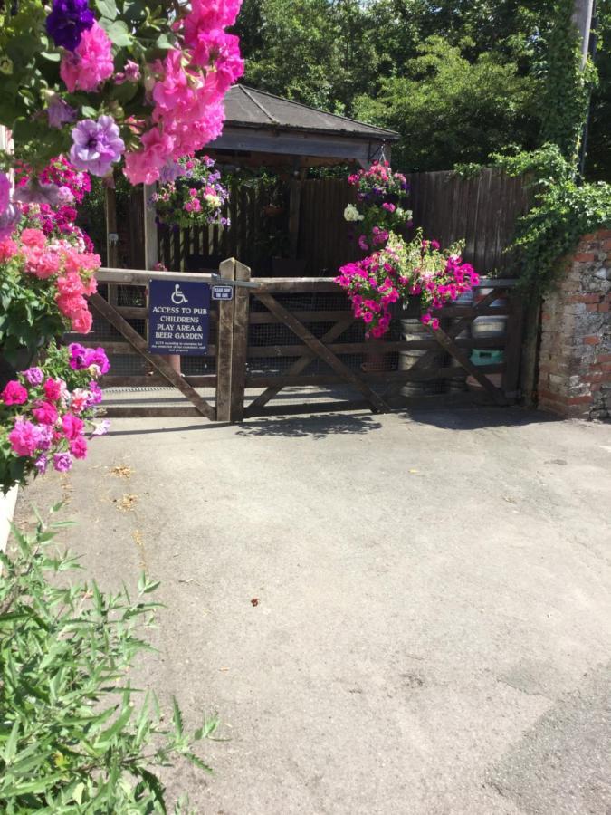 The Bell Inn 솔즈베리 외부 사진