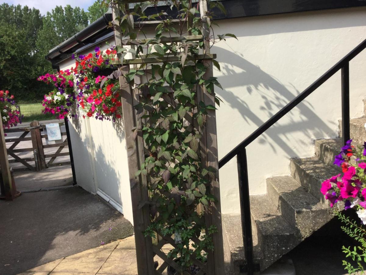 The Bell Inn 솔즈베리 외부 사진